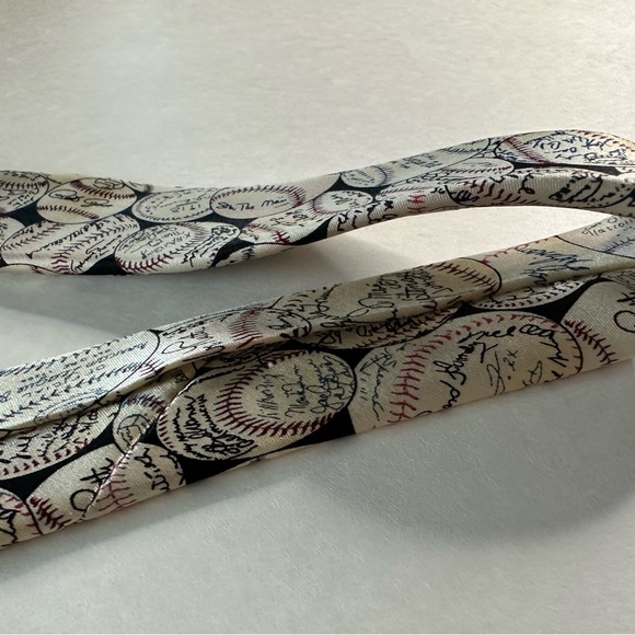 Vintage AUTHENTIC BASEBALLS AND SIGNATURES Classic Silk Museum Artifacts Tie - Picture 4 of 7